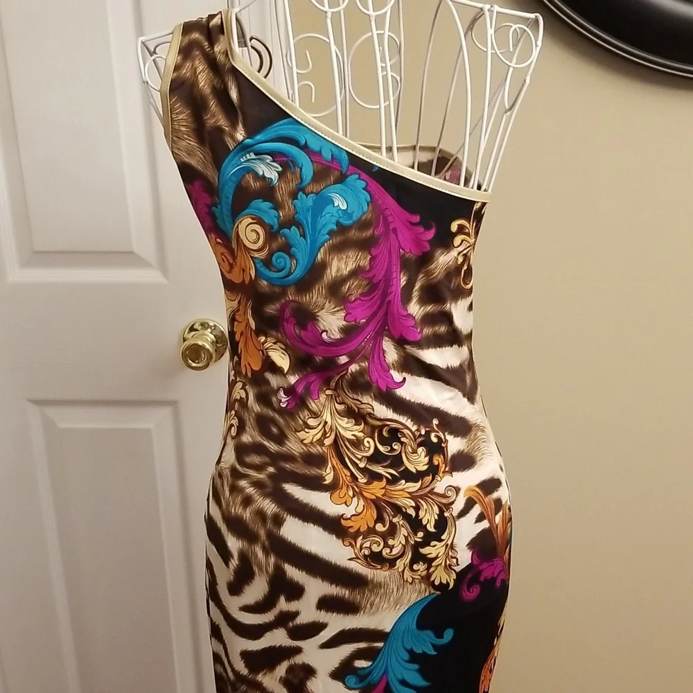 ANYTHING BUT BORING❣️Gorgeous Symphony maxi dress. - Picture 7 of 9
